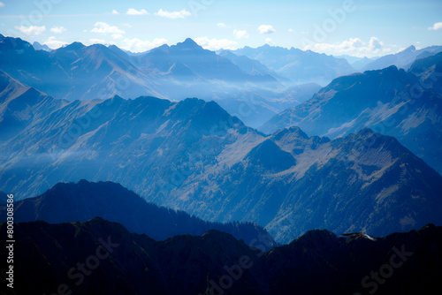 Berge bei klarem blauem Himmel und klare Sicht in die Ferne