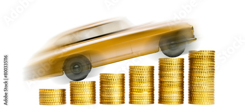 Goldenes unscharfes Fahrzeug über Münzgeld isoliert