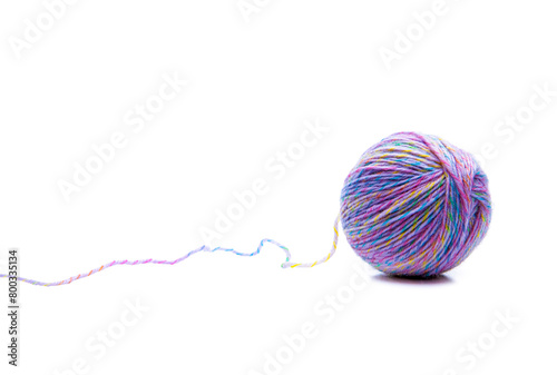 Wollknäuel mit buntem wollfaden