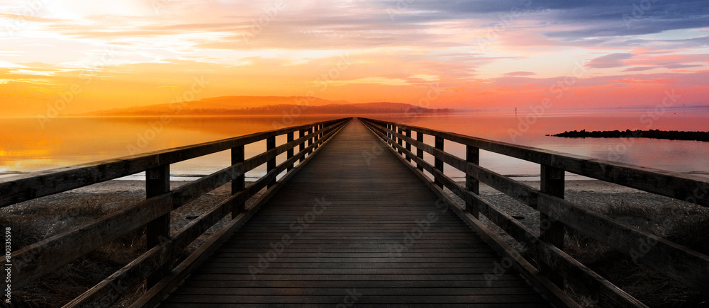 Fototapeta premium Lsndngsbrücke ei Somnnenuntergang zum Horizonz