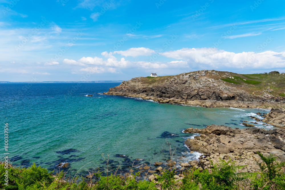 Vue sur les eaux transparentes et turquoises de la mer d'Iroise à la Pointe du Millier, un spectacle naturel enchanteur en Bretagne.