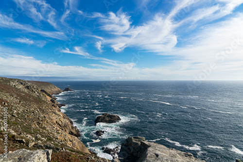 Cuadro en lienzo Côte sauvage, falaises rocheuses, eaux d'un bleu profond et écume à la Pointe du Raz, un paysage emblématique de la Bretagne