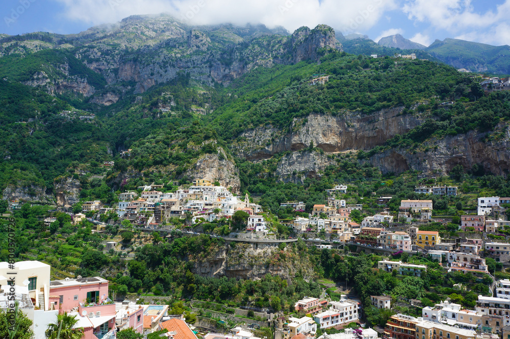 Naklejka premium 山間に点々としてたっている家