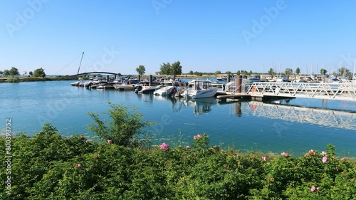 Paysage avec des bateaux amarrés dans le port de plaisance de Giffaumont Champaubert (station nautique), sur le lac du Der Chantecoq, en Champagne Ardenne, dans la région Grand Est (France) photo