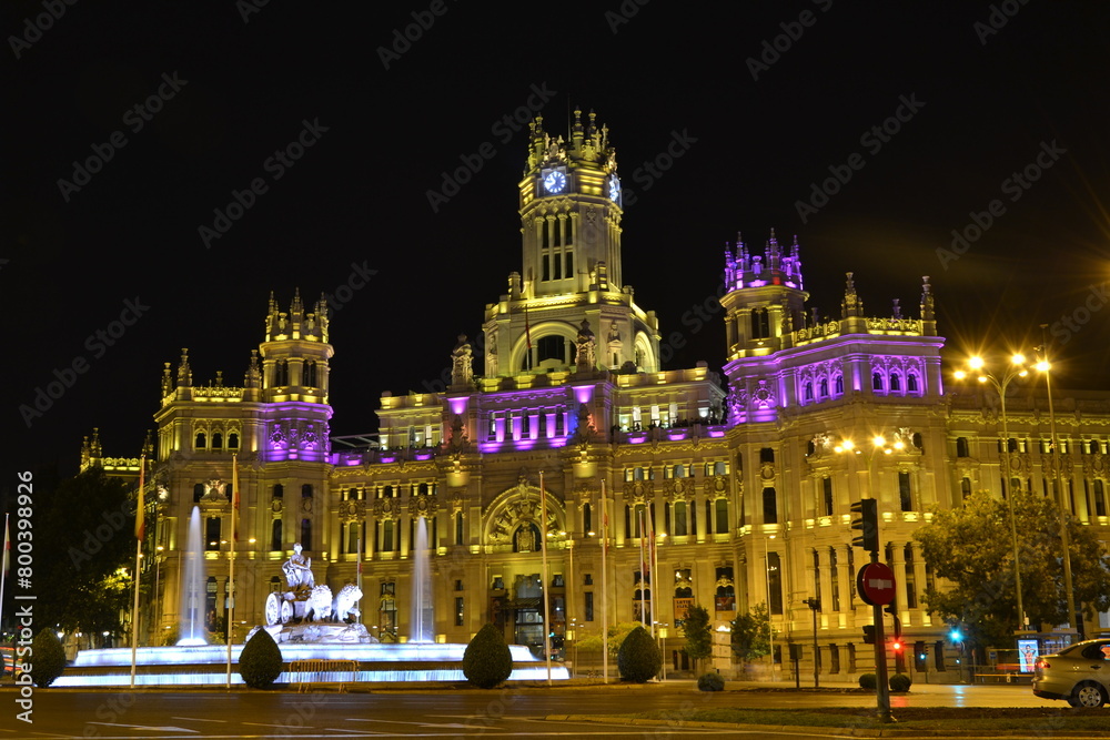 Obraz premium Madrid, Espagne, 15 juillet 2015 : Le Palais des Cibeles et sa fontaine, photographie de nuit