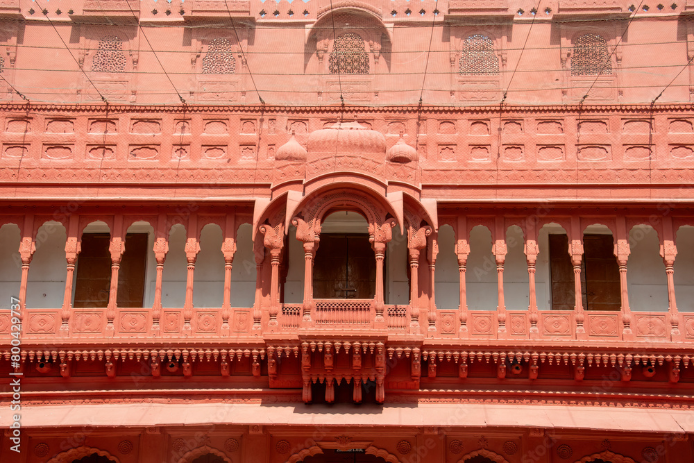 Bikaner fort is royal palace in the city of Bikaner in Rajasthan, which signifies Rajasthan royal life very nicely.