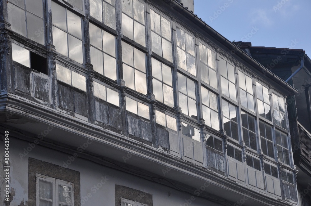 Cristalera de una fachada de Betanzos, Galicia