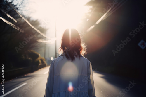 女, 女性, 後ろ姿, 女性の後ろ姿, 道路, 道, 佇む女性, 逆光, woman, back view, woman's back view, road, standing woman, backlight