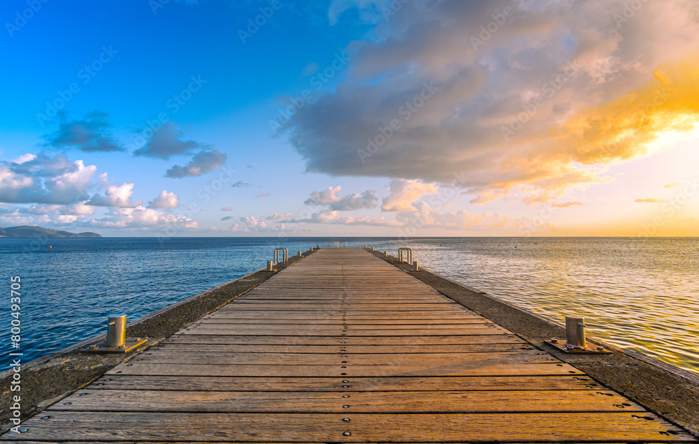 Naklejka premium Ponton de la plage du Schoelcher au coucher du soleil, en Martinique, Antilles Françaises.