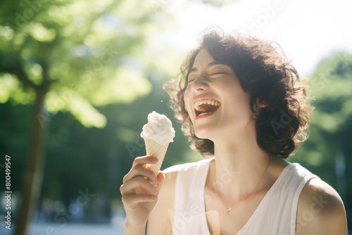 女, 女性, アイス, ソフトクリーム, アイスを食べる女性, デザート, woman, female, ice cream, cream, soft ice cream, woman eating ice cream, dessert photo