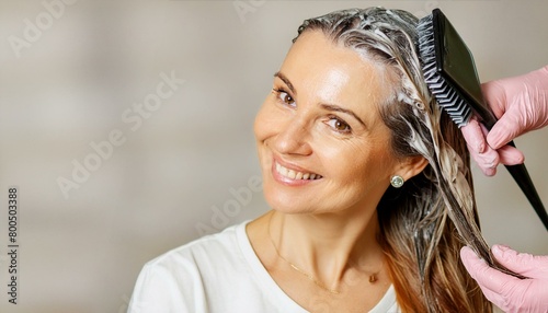 Haare Färben eine Frau. photo