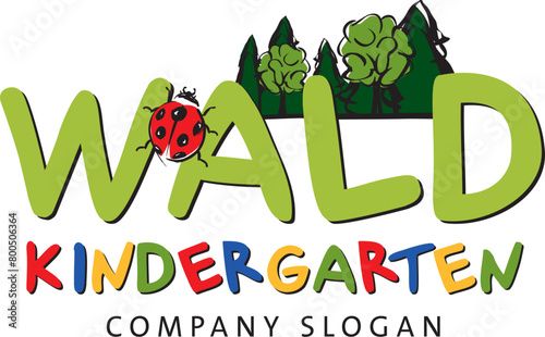 Waldkindergarten Logo mit Marienkäfer und Wald, Kinder erleben Natur
