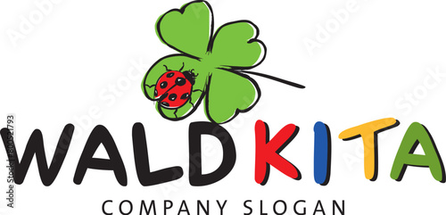 Wald Kita Logo mit Marienkäfer auf Kleeblatt, Kinder erleben Natur