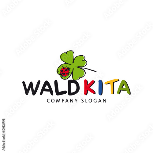Wald Kita Logo mit Marienkäfer auf Kleeblatt, Kinder erleben Natur