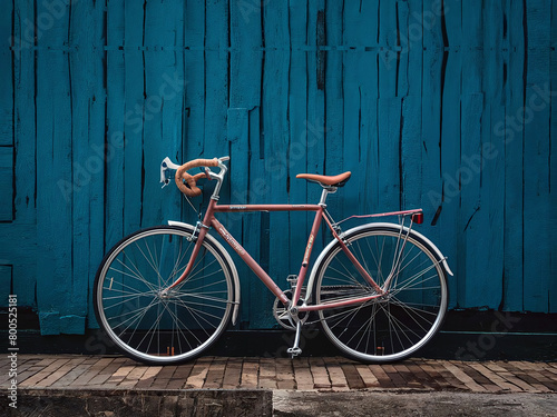 A bicicleta na parede de madeira azul photo