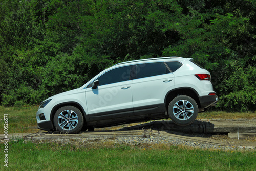 Off-road SUV on the test site © algre