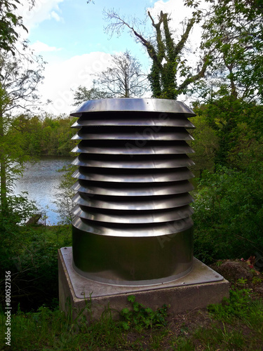 Belüftungsanlage mit Belüftungsrohre über der Erde photo