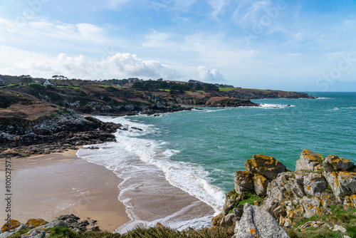 Vue sur la plage de sable de Pors Péron en mer d'Iroise, entourée de majestueuses falaises, avec ses eaux turquoises et écume blanche, un paysage remarquable de la Bretagne. photo