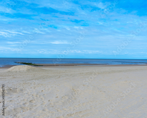 Leerer Nordseestrand in Nordholland von 