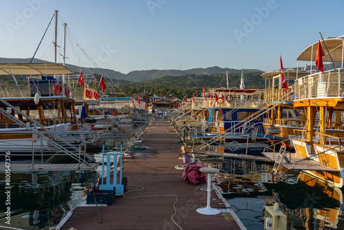 Urlaub in der Türkei: Ücagiz, Liman an türkischen Riviera mit schönen Ausblicken - Hafen mit Booten nahe der sagenhaften historischen versunkenen Stadt Kekova photo