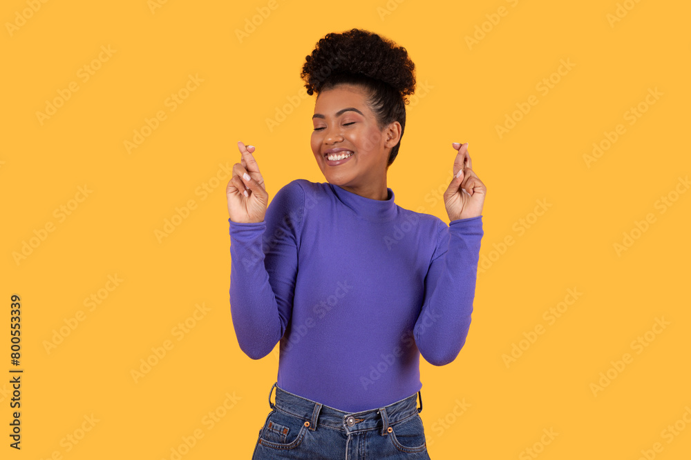 Naklejka premium Woman in Purple Shirt Making Hand Gesture Crossed Fingers