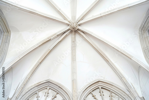The white ceiling of a building has a pointed arch © Formoney