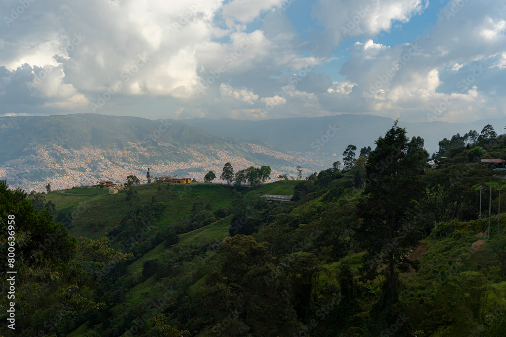 Fototapeta premium Paisaje montañoso a las afueras de ciudad.