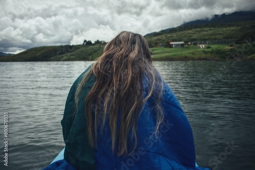 mujer sola en lago  photo