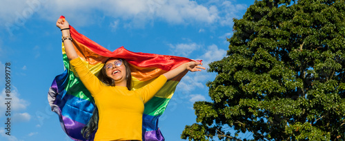 joven mujer feliz al aire libre celebra el mes del orgullo gay  photo