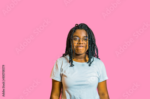 mujer afro usando gafas y en su rostro un gesto de decepcion mirando al frente  photo