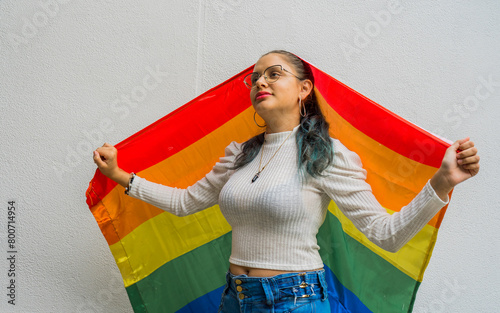 mujer hispano latina con la bandera del orgullo gay en su cabeza. foto de estudio  photo