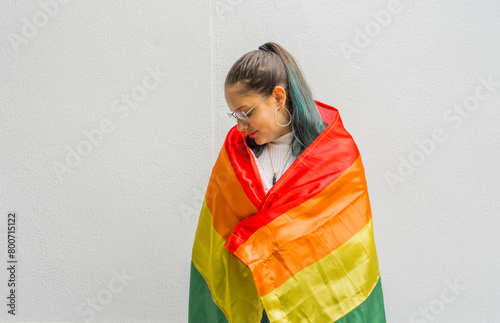 foto de estudio de mujer joven con la bandera del orgullo gay  photo