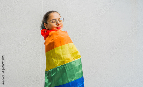 Mujer hispano latina con bandera arcoíris en el estudio photo