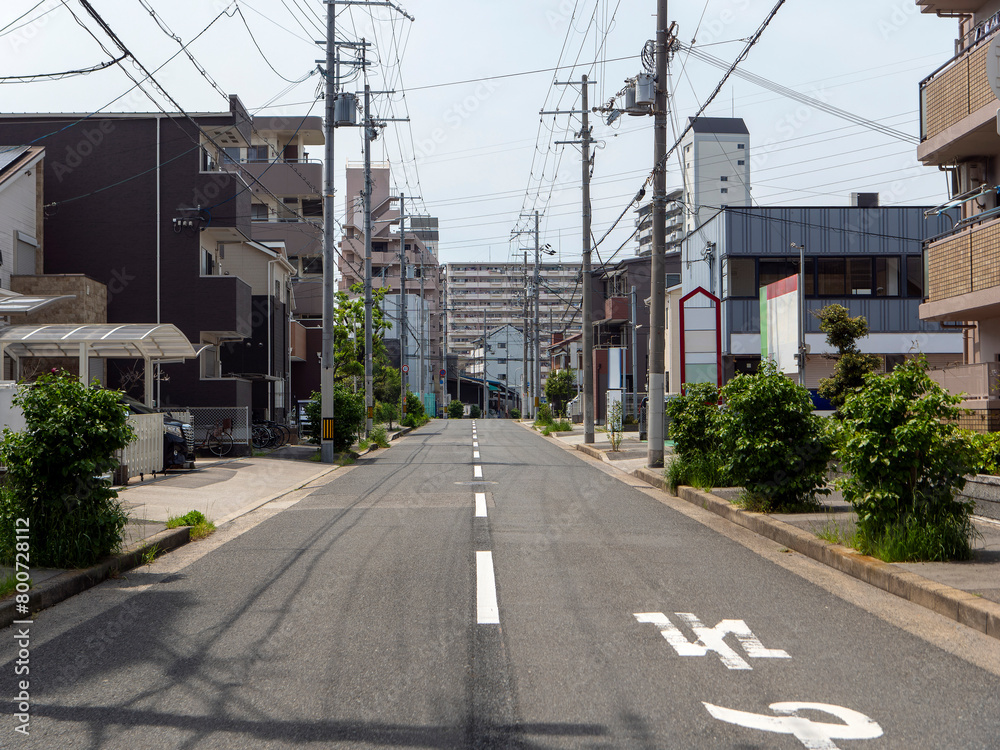 大阪市内を通る道路と街並み
