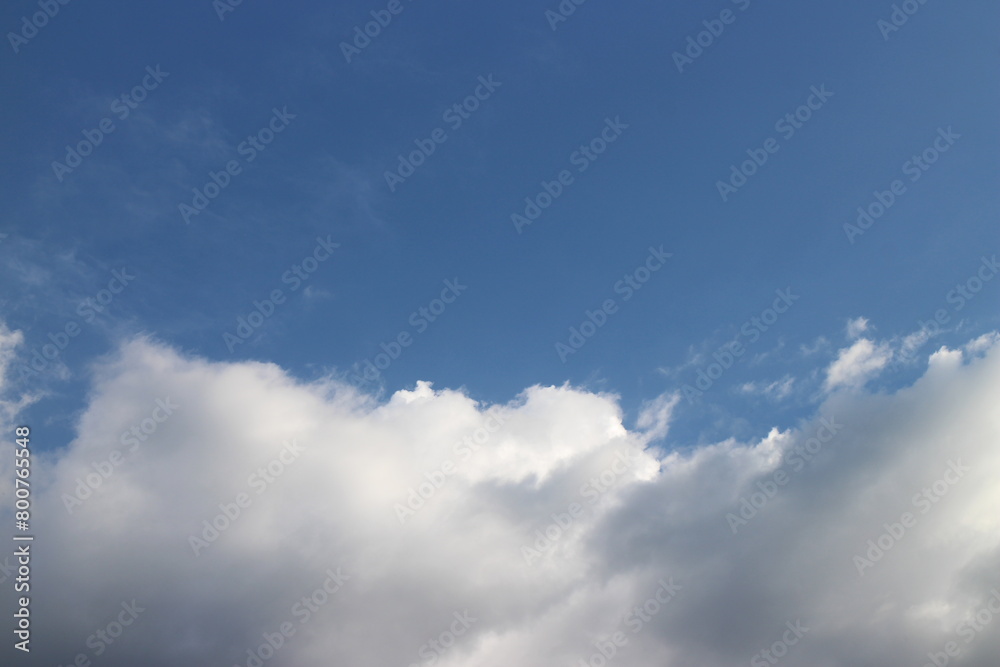 Obraz premium blue sky background with tiny clouds