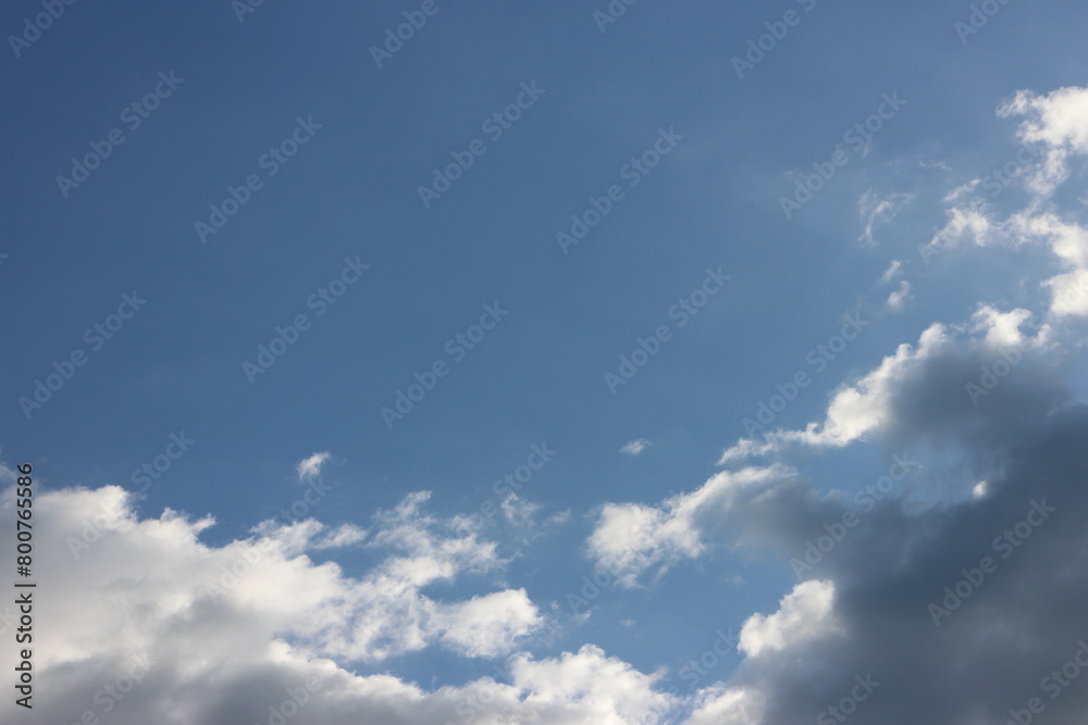 Obraz premium blue sky background with tiny clouds