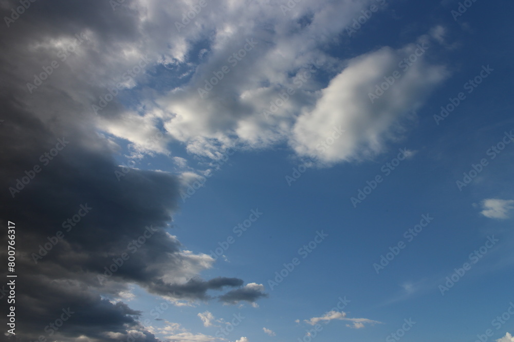 Obraz premium blue sky background with tiny clouds