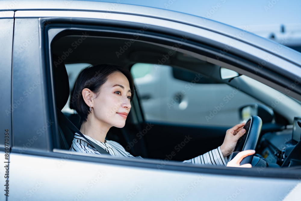 車を運転する女性