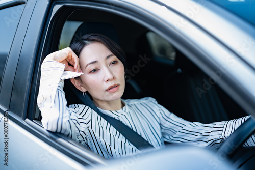 車の運転に憂鬱な女性 photo