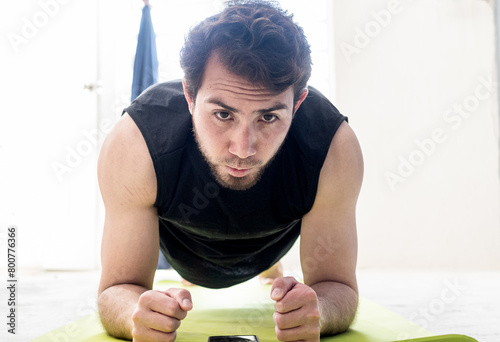 Hombre haciendo planchas en casa  photo