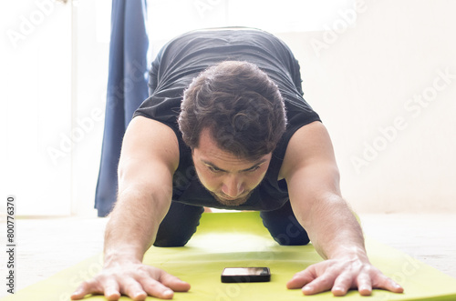 Hombre estirando en casa. Dolor de espalda 