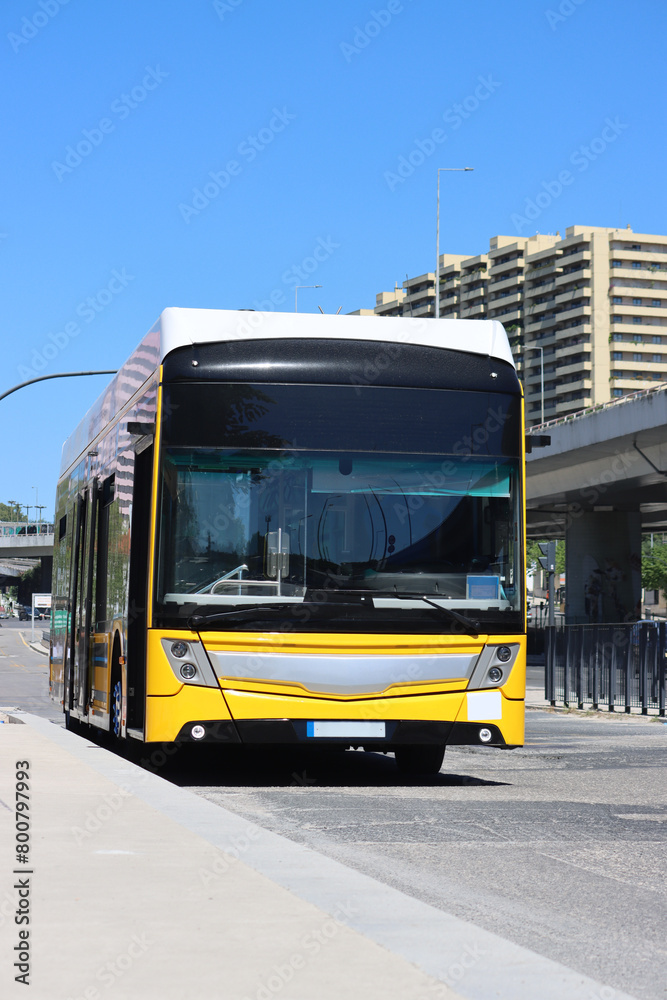 Obraz premium Autocarro parado na cidade