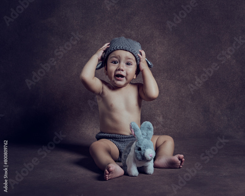 bebe con gorrino de conejo 