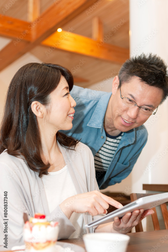 タブレットPCを持った中年夫婦 タブレットPCを持った中年夫婦