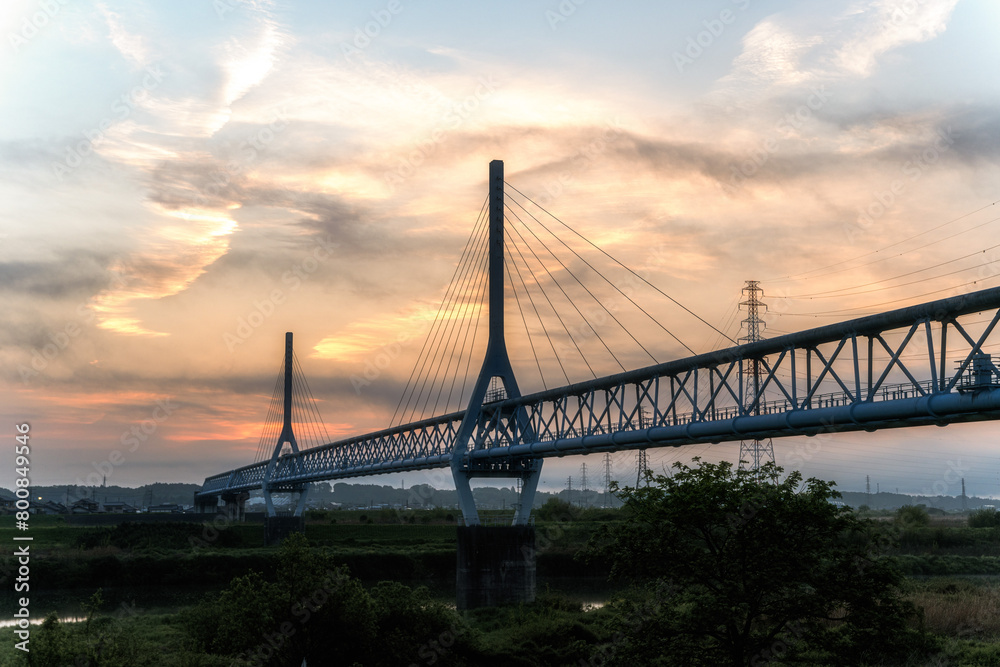 Obraz premium 初夏の日の出と朝焼けに染まる雲 