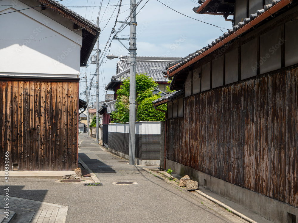 古い家が建ち並ぶ街の風景