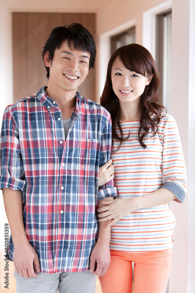 寄り添う笑顔のカップル