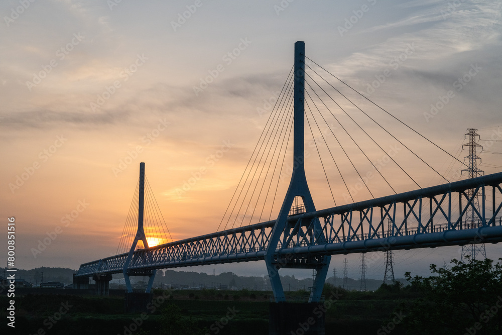 Obraz premium 初夏の日の出と朝焼けに染まる雲