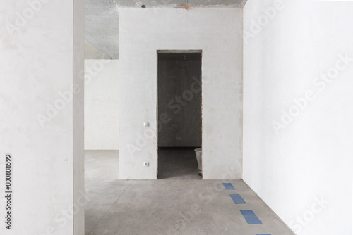 Fototapeta Naklejka Na Ścianę i Meble -  interior of the apartment without decoration in gray colors. rough finish