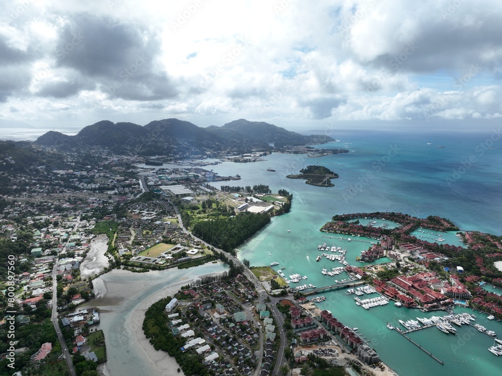 Obraz premium Baie Beau Vallon - tropical beach on island Mahe in Seychelles